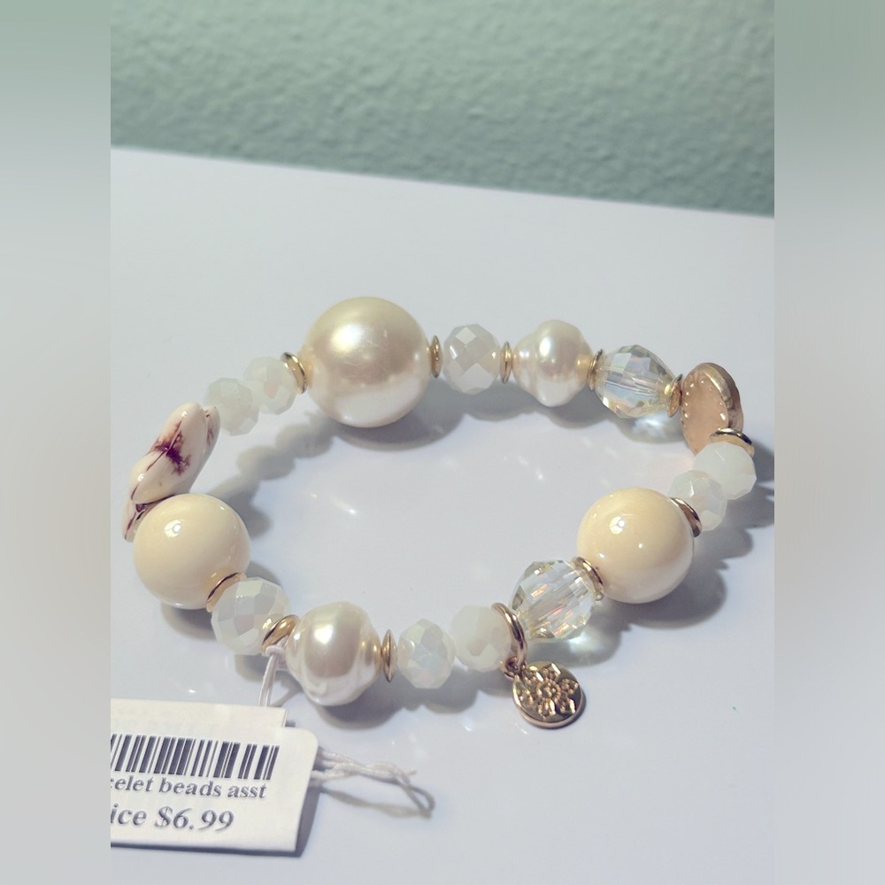 NWT Elegant Pearl and Gold Beaded Bracelet